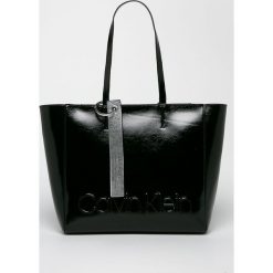Calvin Klein - Torebka. Białe shopper Calvin Klein, bez wzorów, z materiału, casualowe, na ramię, duże, bez dodatków. W wyprzedaży za 449.90 zł.
