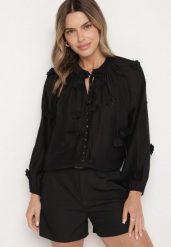Czarna Koszula z Wiskozy Zdobiona Kwiatowymi Aplikacjami i Wiązaniem Sadevire. Czarne koszule Born2be, m, z aplikacjami, z jeansu, eleganckie, bez kołnierzyka, bez ramiączek. Za 59.99 zł.