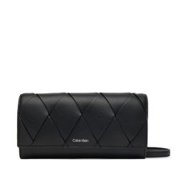 Torebka Calvin Klein. Czarne listonoszki Calvin Klein, bez wzorów, bez dodatków. Za 229.99 zł.