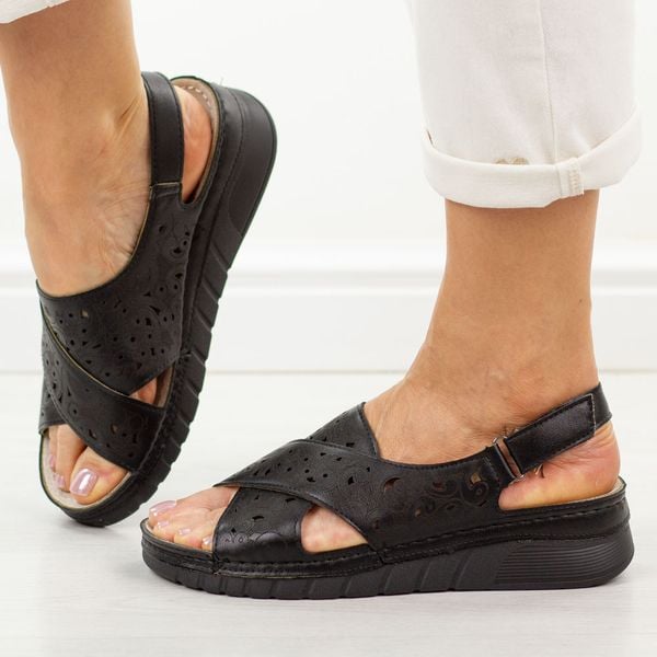 Czarne sandały damskie Vinceza 85209. Czarne sandały VINCEZA, bez wzorów, z jeansu, casualowe, bez obcasa, bez zapięcia. W wyprzedaży za 115.37 zł.