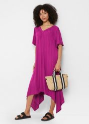 Sukienka kaftanowa z krepy. Fioletowe sukienki bonprix, bez wzorów, bez kołnierzyka, bez ramiączek, oversize. Za 119.99 zł.