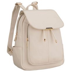 Mały plecak damski ze skóry ekologicznej beżowy miejski z klapką Peterson PTN MBP-10-F19. Brązowe plecaki Peterson, bez wzorów, ze skóry ekologicznej. Za 89.99 zł.