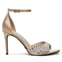 Sandały Guess. Brązowe sandały Guess, z aplikacjami, bez obcasa, na szpilce, bez zapięcia. Za 669.99 zł.