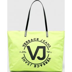 Versace Jeans - Torebka. Zielone torby na ramię Versace Jeans, bez wzorów, z jeansu, casualowe, do ręki, duże, z nadrukiem, bez dodatków. W wyprzedaży za 289.90 zł.