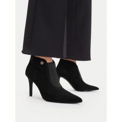 Botki MEXX. Czarne botki Mexx, bez wzorów, bez obcasa, na szpilce, bez zapięcia. Za 399.99 zł.
