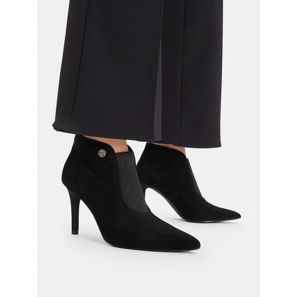 Botki MEXX. Czarne botki Mexx, bez wzorów, bez obcasa, na szpilce, bez zapięcia. Za 399.99 zł.