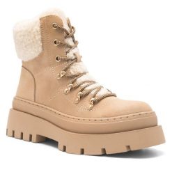 Trzewiki DeeZee. Brązowe botki DeeZee, bez wzorów, bez obcasa, na płaskiej podeszwie, bez zapięcia. Za 199.99 zł.