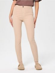 Jeansy skinny - kremowy. Białe jeansy Sinsay, bez wzorów. Za 39.99 zł.