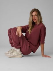 4F Spodnie dresowe joggery z modalem damskie - burgundowe XS. Czerwone spodnie dresowe 4f, s, bez wzorów, z dresówki. Za 189.99 zł.