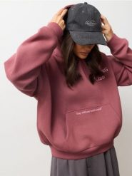 Dresowa bluza hoodie z napisem - różowy. Czerwone bluzy Sinsay, l, bez wzorów, z dresówki, bez kaptura. Za 49.99 zł.