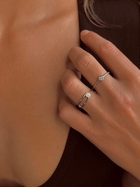 Les Petites Précieuses Srebrny pierścionek z diamentem rozmiar: 60. Szare pierścionki Les Petites Précieuses, z diamentem, srebrne. Za 205.45 zł.