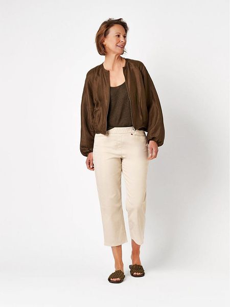Relaxed by TONI Spodnie w kolorze kremowym rozmiar: 42. Brązowe spodnie materiałowe Relaxed by TONI, na co dzień, bez wzorów, z materiału. Za 224.95 zł.