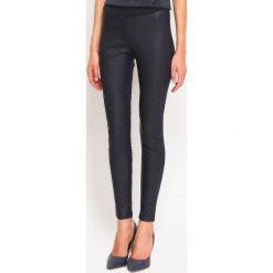 LEGGINSY DAMSKIE GŁADKIE. Legginsy TOP SECRET, bez wzorów, z dzianiny. W wyprzedaży za 49.99 zł.