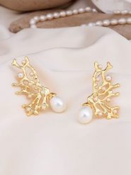 L'Atelier de Gaia Pozłacane kolczyki-wkrętki z perłami rozmiar: onesize. Białe kolczyki L'Atelier de Gaia, z perłą, pozłacane. Za 96.60 zł.