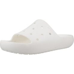 Klapki Crocs Model Classic Slide V2 Kolor Biały. Białe klapki Crocs, bez wzorów, z gumy, bez obcasa. Za 140.99 zł.