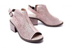 RIEKER V0590-31 rosa, sandały damskie. Czerwone sandały Rieker, w ażurowe wzory, bez obcasa, na obcasie, bez zapięcia. Za 329.90 zł.