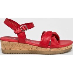 Tamaris - Sandały. Brązowe sandały Tamaris, bez wzorów, z materiału, bez obcasa, na koturnie, bez zapięcia. W wyprzedaży za 179.90 zł.