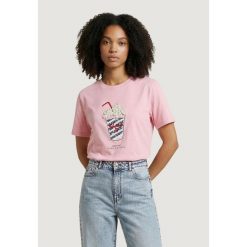 Koszulka crop top Kobieta ONLY Onlburst Life S/S Popcorn Top Box Jrs. Czerwone bluzki Only, s, bez wzorów, z bawełny, bez kołnierzyka, bez ramiączek. W wyprzedaży za 146.35 zł.