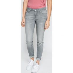 Mustang - Jeansy Jasmin. Szare jeansy Mustang, z aplikacjami. W wyprzedaży za 199.90 zł.