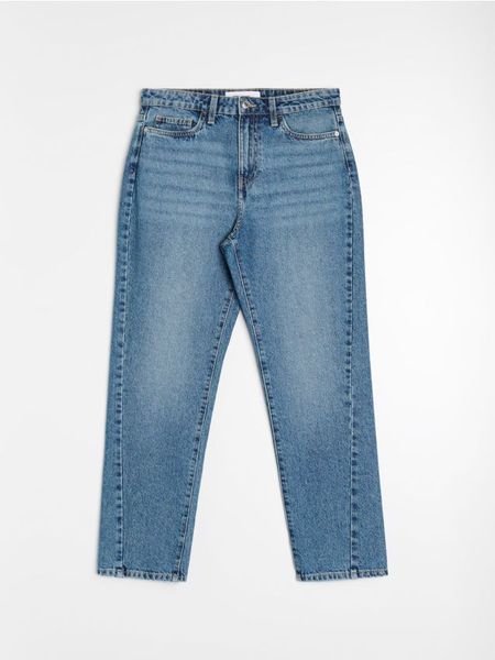 Jeansy mom fit z przekręconym szwem - niebieski. Niebieskie jeansy Sinsay, l, bez wzorów. Za 59.99 zł.