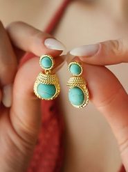 L'Atelier de Gaia Pozłacane kolczyki-wkrętki z turkusami rozmiar: onesize. Żółte kolczyki L'Atelier de Gaia, z turkusem, pozłacane. Za 56.99 zł.