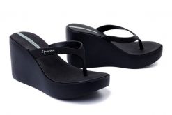 IPANEMA 83521 High Fashion Thong Fem AQ576 black, japonki damskie. Czarne klapki Ipanema, bez wzorów, bez obcasa, na koturnie. Za 139.93 zł.