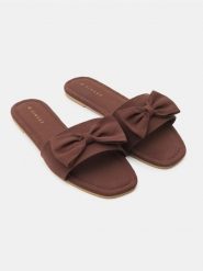 Klapki z kokardą - brązowy. Brązowe klapki Sinsay, bez wzorów, bez obcasa. Za 29.99 zł.