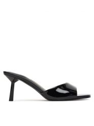 Guess Klapki FLPCAI PAF03 Czarny. Czarne klapki Guess, z aplikacjami, ze skóry, bez obcasa. Za 549.99 zł.