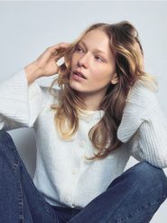 Kardigan z falbaną - złamana biel. Kardigany Reserved, l, bez wzorów, z dzianiny. Za 119.99 zł.