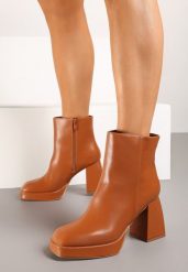 Brązowe Botki na Słupku z Platformą i Kwadratowym Noskiem Sassisya. Brązowe botki Born2be, na jesień, bez wzorów, bez obcasa, na obcasie, bez zapięcia. Za 59.99 zł.