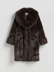 Płaszcz z imitacji futra - ciemnobrązowy. Brązowe płaszcze Reserved, l, bez wzorów, bez kaptura. Za 399.99 zł.