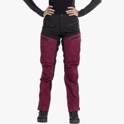 Spodnie outdoor Hiking damska Swedemount Nordkap Stretch Pants 2.0 oddychająca. Czarne spodnie sportowe SWEDEMOUNT, bez wzorów, z tkaniny, outdoorowe. Za 499.99 zł.