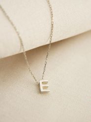 Lodie Silver Srebrny naszyjnik "E" z zawieszką - dł. 43 cm rozmiar: onesize. Szare naszyjniki Lodie Silver, srebrne. Za 48.45 zł.