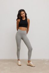 Legginsy damskie z prążkowanej dzianiny w kolorze DEEP GREY MELANGE- HIPS-L. Szare legginsy Marsala, l, bez wzorów, z bawełny. W wyprzedaży za 59.97 zł.