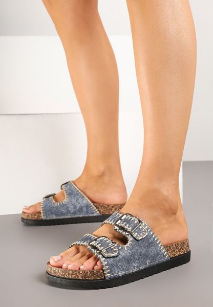 Ciemnoniebieskie Klapki na Grubej Korkowej Podeszwie Ozdobione Przeszyciami Nuridara. Niebieskie klapki Born2be, bez wzorów, z jeansu, bez obcasa, na płaskiej podeszwie. Za 69.99 zł.