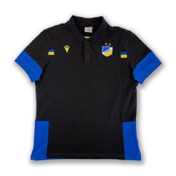 Polo piquet APOEL Nicosie Vapor Travel 2023/24. Czarne koszulki polo Macron, bez wzorów, bez kołnierzyka, bez ramiączek. Za 251.50 zł.