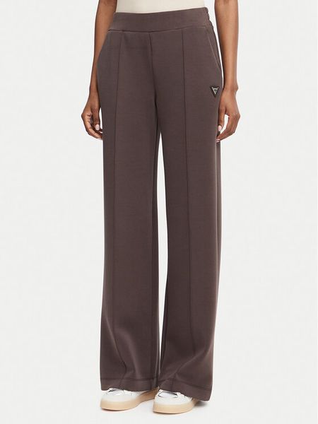 Guess Spodnie dresowe V6YB18 K4315 Brązowy Regular Fit. Brązowe spodnie dresowe Guess, xs, z aplikacjami, z dresówki. Za 354.99 zł.
