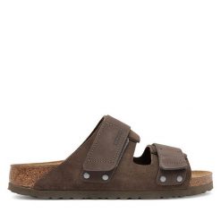 Klapki Birkenstock. Brązowe klapki Birkenstock, bez wzorów, bez obcasa. Za 499.99 zł.