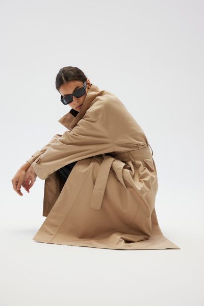 Klasyczny trencz w kolorze BEŻOWYM - MERVE. Brązowe płaszcze Marsala, m, bez wzorów, z bawełny, bez kaptura. Za 899.90 zł.