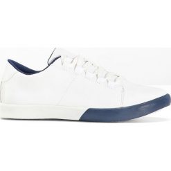 Sneakersy bonprix biało-ciemnoniebieski. Białe obuwie sportowe bonprix, bez zapięcia. Za 37.99 zł.