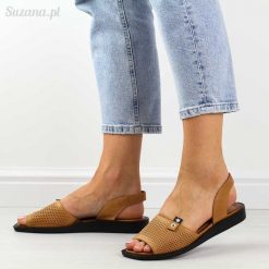 Brązowe skórzane sandały damskie Izzy 049 Tan. Brązowe sandały Suzana, bez wzorów, ze skóry, bez obcasa, na obcasie, bez zapięcia. Za 199.00 zł.