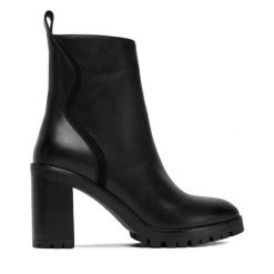 Botki JENNY. Czarne botki Jenny, bez wzorów, bez obcasa, na słupku, bez zapięcia. Za 179.99 zł.