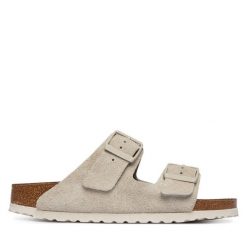 Klapki Birkenstock. Brązowe klapki Birkenstock, bez wzorów, bez obcasa. Za 509.99 zł.