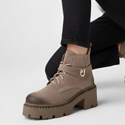 Botki damskie Armodo, zamszowe skórzane na klocku z okrągłym noskiem i na suwak, fango złoty, 60557-W. Brązowe botki Armodo, bez wzorów, z zamszu, z okrągłym noskiem, bez obcasa, na obcasie, bez zapięcia. Za 356.99 zł.