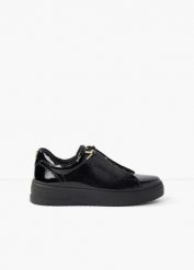 Sneakersy Marco Tozzi w lakierowanej optyce. Czarne obuwie sportowe bonprix, bez zapięcia. Za 249.99 zł.