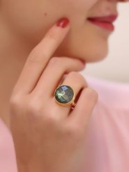L'Atelier de Gaia Pozłacany pierścionek z labradorytem rozmiar: onesize. Czarne pierścionki L'Atelier de Gaia, z labradorytem, pozłacane. Za 74.63 zł.