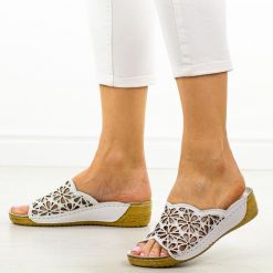 Białe ażurowe skórzane klapki damskie T.Sokolski L225. Białe klapki Sokolski, w ażurowe wzory, z materiału, bez obcasa, na koturnie. Za 249.00 zł.