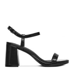 Sandały JENNY. Czarne sandały Jenny, bez wzorów, bez obcasa, na słupku, bez zapięcia. Za 149.99 zł.