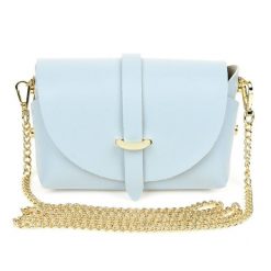 Listonoszka na łańcuszku Vera Pelle błękitna P45. Niebieskie torebki klasyczne z aplikacjami, ze skóry, matowe, bez dodatków. Za 115.40 zł.