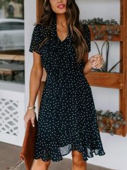 Milan Kiss Sukienka w kolorze czarnym rozmiar: M. Czarne sukienki Milan Kiss, m, bez wzorów, bez kołnierzyka, bez ramiączek, mini. Za 178.45 zł.